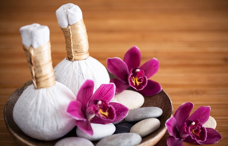 Тайский массаж травяными мешочками